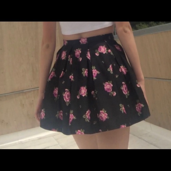 Black Rose Skirt Forever 21 - Picture 2 of 6